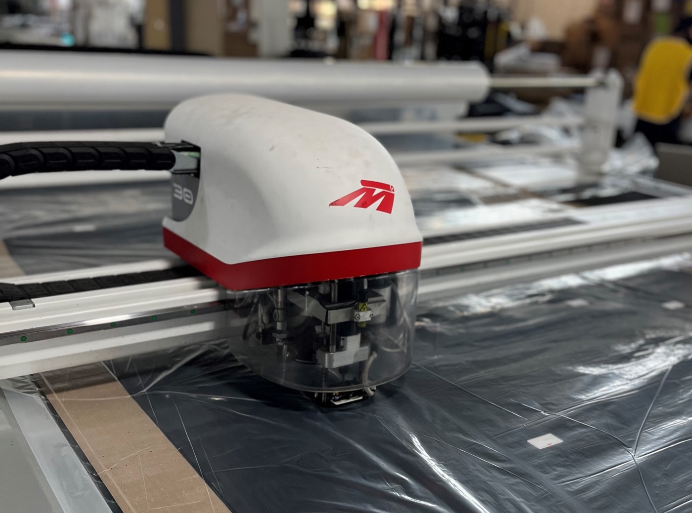 Máquina cortadora industrial de tela en operación
