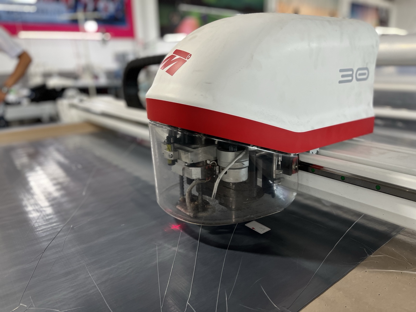 Máquina cortadora industrial de tela en operación