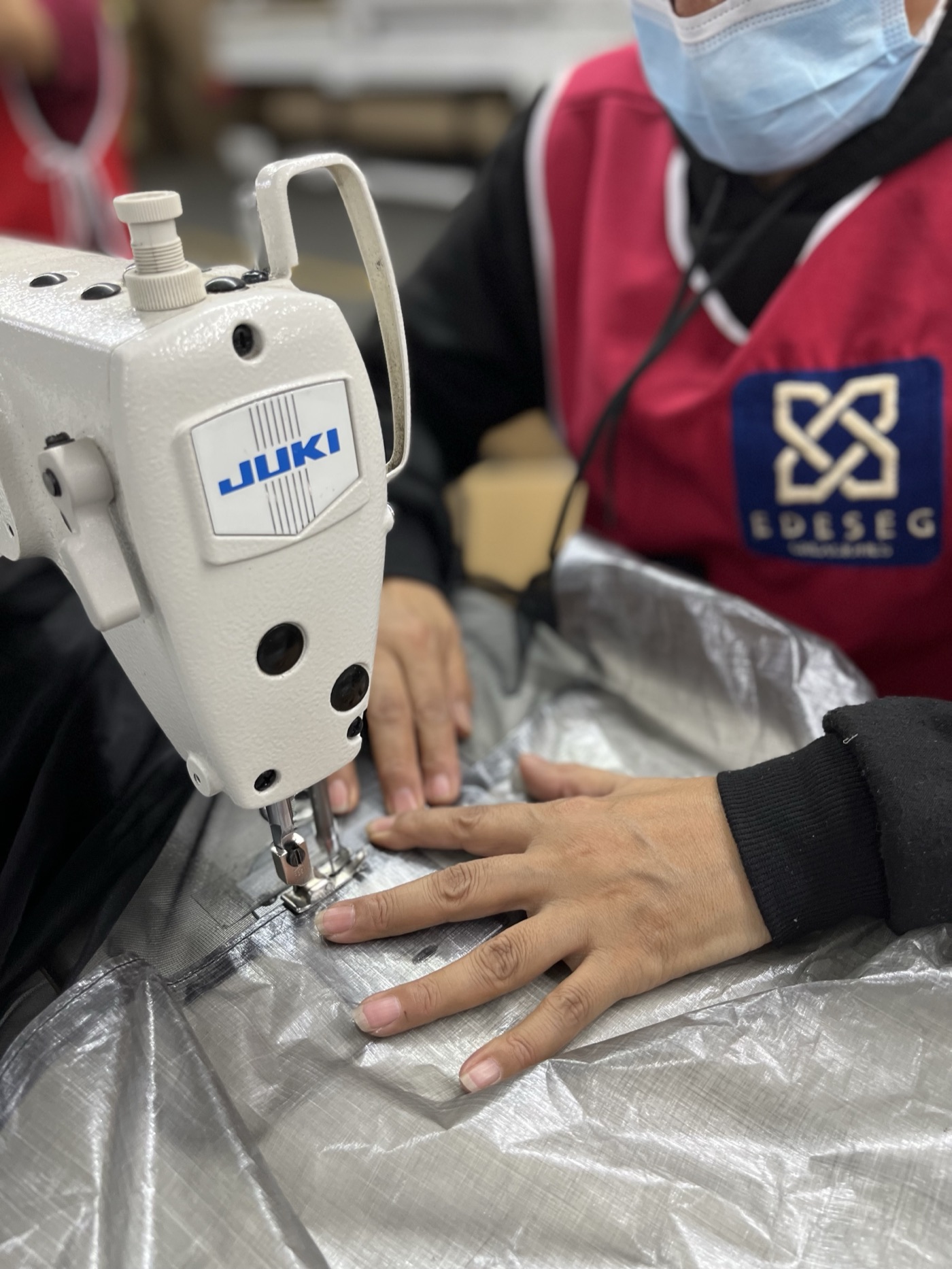 Colaborador en proceso de fabricación textil