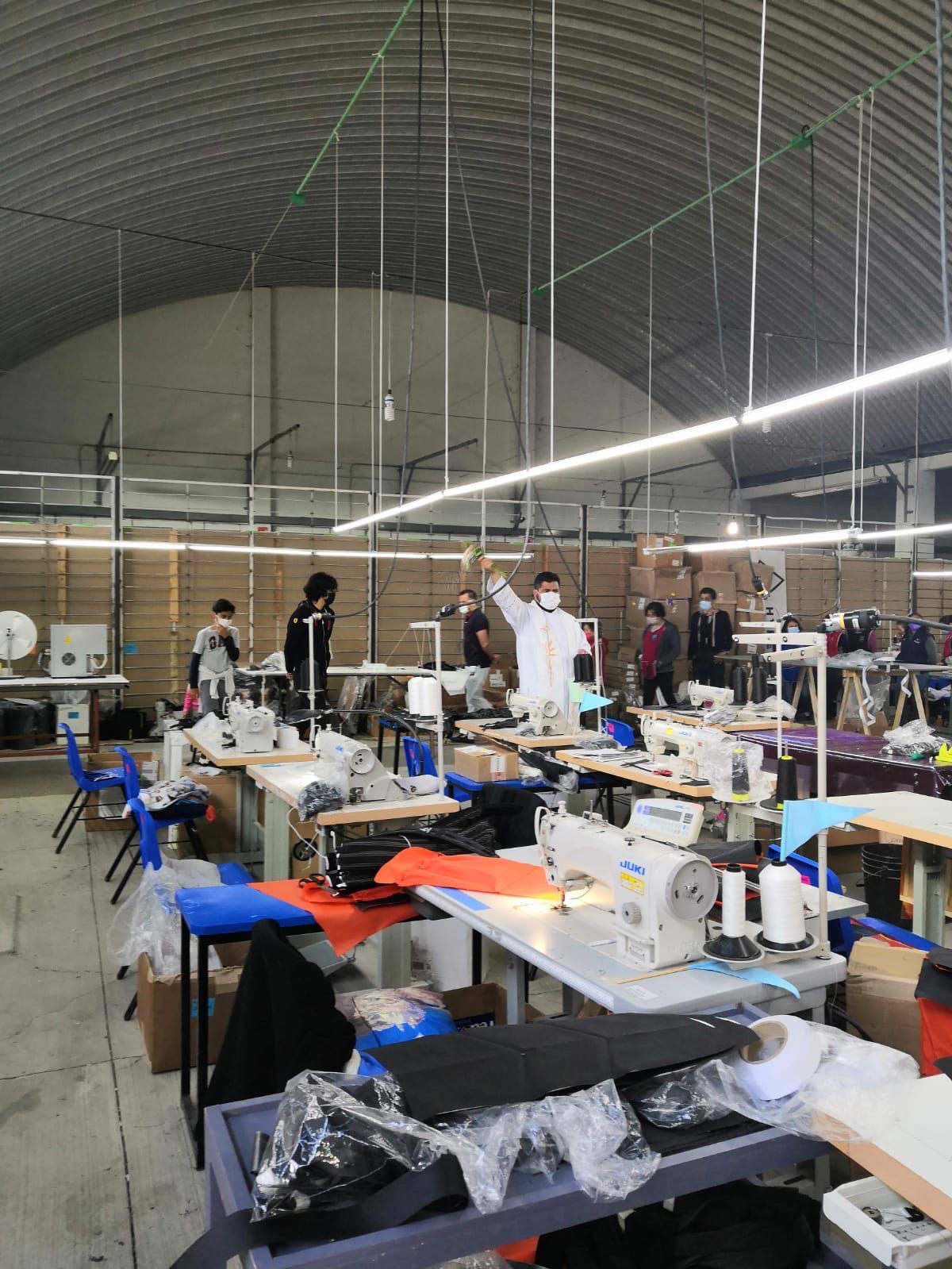 Colaborador de EDESEG en línea de producción