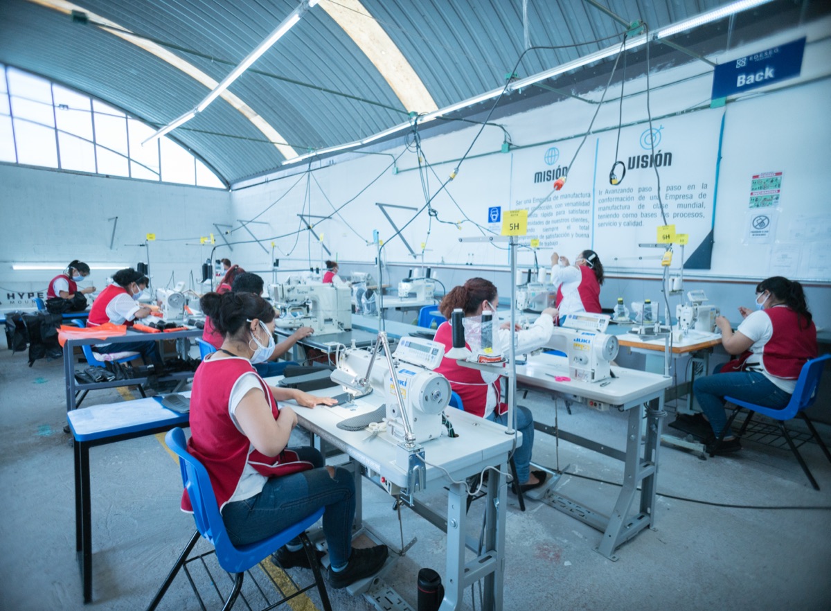 Colaborador de EDESEG en línea de producción