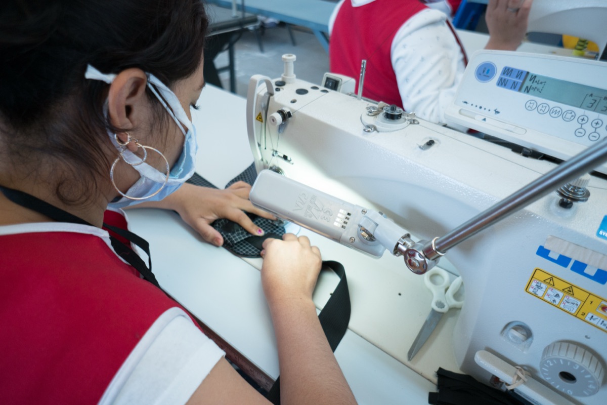 Colaboradora de EDESEG en producción textil
