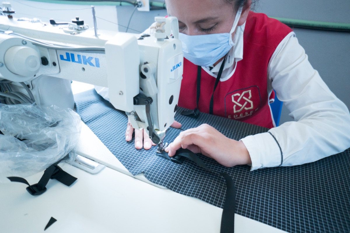 Colaboradora de EDESEG en planta
