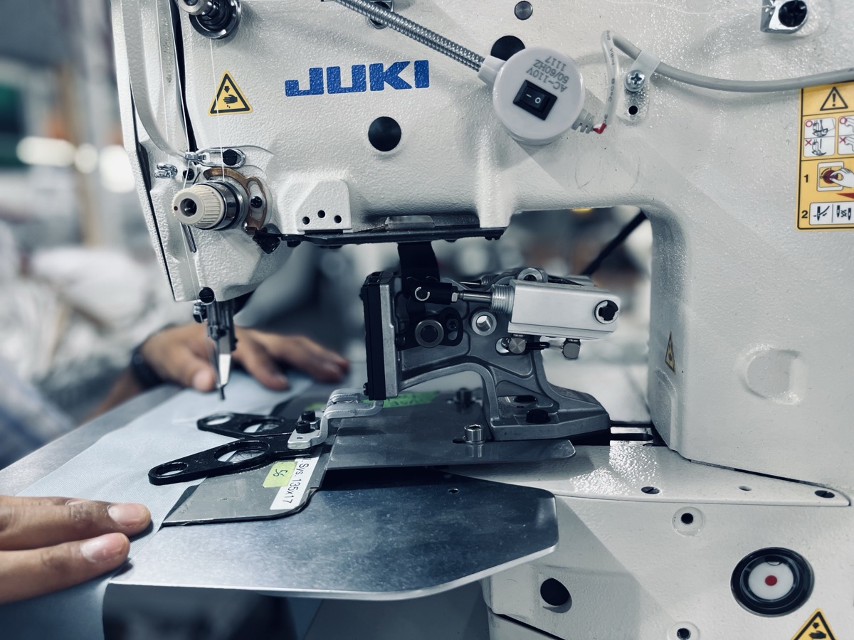Máquina ojaladora industrial